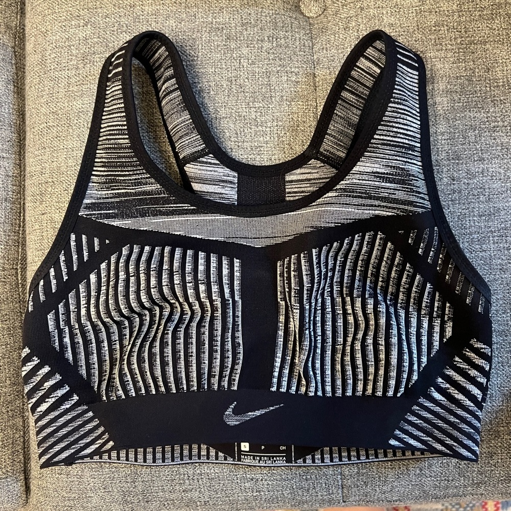 Nike Performance Dri Fit sports bra; Sz Small